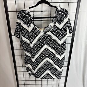 Lavish 1X Black and White Chevron Style Print Top